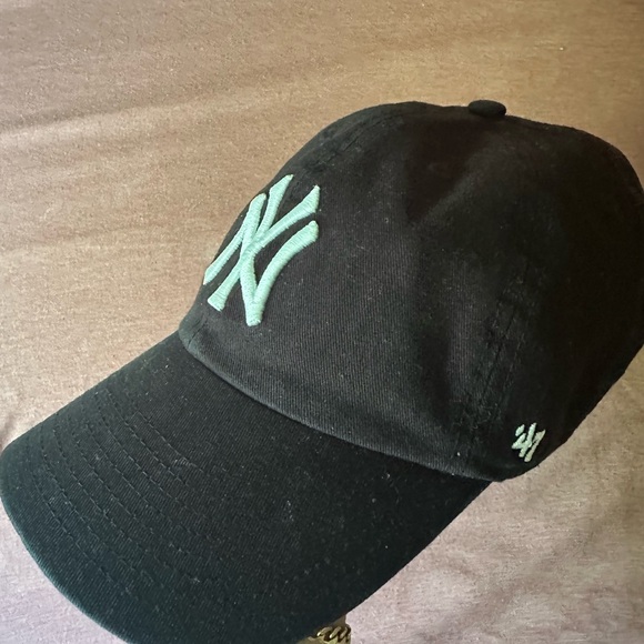Black Cap with White Logo NY Yankees - Picture 1 of 5